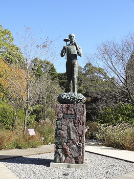 牧野博士 銅像.JPG